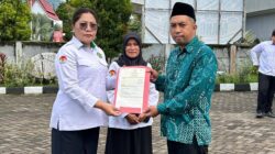 Kakan Kemenag Minahasa Dolie Tangian Serahkan Sertifikat Wakaf, Tekankan Perlindungan Aset Umat