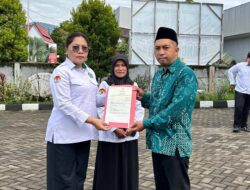 Kakan Kemenag Minahasa Dolie Tangian Serahkan Sertifikat Wakaf, Tekankan Perlindungan Aset Umat