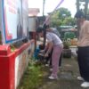 Kantor Kelurahan Wawalintouan Ditata dan Dibersihkan, Mahasiswa KKN UNIMA Turun Tangan